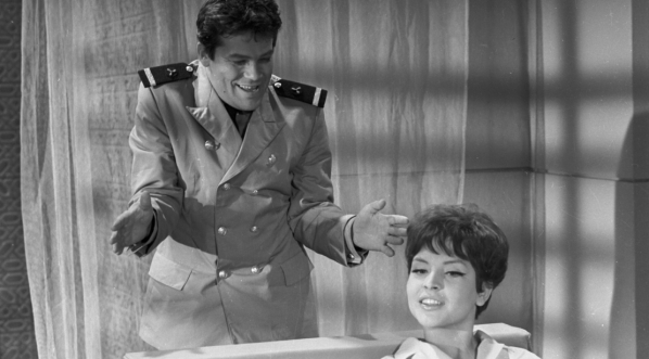  Zbigniew Cybulski i Teresa Tuszyńska w filmie Stanisława Lenartowicza "Cała naprzód" z 1966 roku.  