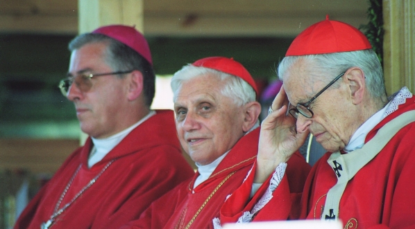  Kardynał Joseph Ratzinger (od 2005 papież Benedykt XVI) 10 maja 2003 i kardynał Franciszek Macharski, podczas obchodów 750. rocznicy kanonizacji św. Stanisława w Szczepanowie, w Polsce.  