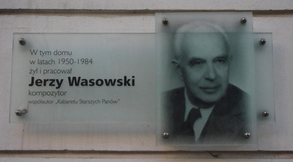  Tablica upamiętniająca Jerzego Wasowskiego na ul. Wilczej w Warszawie.  