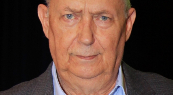  Wojciech Młynarski - poeta, reżyser i wykonawca piosenki autorskiej, satyryk, artysta kabaretowy, autor tekstów piosenek i librett, tłumacz.  