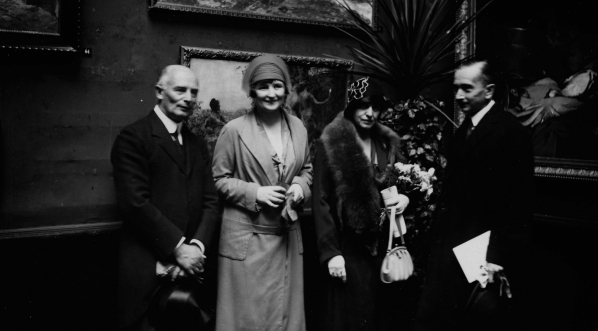 Poseł nadzwyczajny i minister pełnomocny Polski w Czechosłowacji Wacław Grzybowski (pierwszy z lewej) w towarzystwie nierozpoznanych osób na wystawie w Towarzystwie Zachęty Sztuk Pięknych w Warszawie.  