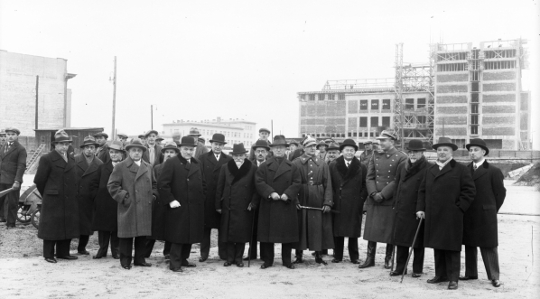  Członkowie Komitetu Budowy Muzeum Narodowego w Krakowie zwiedzają plac budowy w grudniu 1934 roku.  