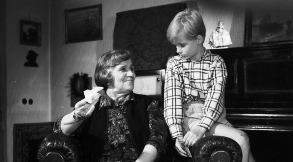  Stanisława Perzanowska i Tomasz Rajek w filmie Wadima Berestowskiego "Dzieci z naszej szkoły - Pies".  