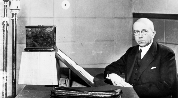  Przywódca Obozu Zjednoczenia Narodowego Adam Koc w studio Polskiego Radia 21.02.1937 r.  