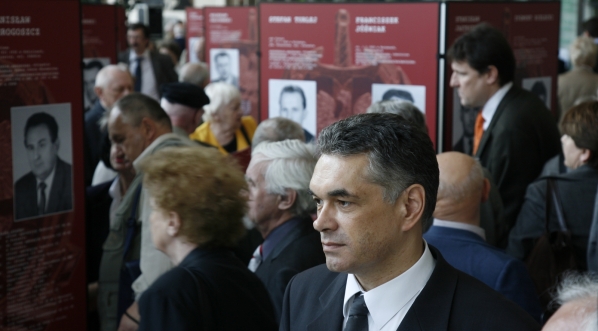  Janusz Kurtyka na otwarciu wystawy z cyklu "Twarze bezpieki", Warszawa, 27.04.2007 r.  