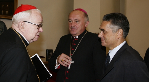  Kard. Henryk Gulbinowicz, abp Kazimierz Nycz i Janusz Kurtyka w czasie promocji wydanego przez IPN pierwszego tomu serii „Niezłomni”: Nigdy przeciw Bogu. Komunistyczna bezpieka wobec biskupów polskich, Warszawa, 17.09.2007 r.  