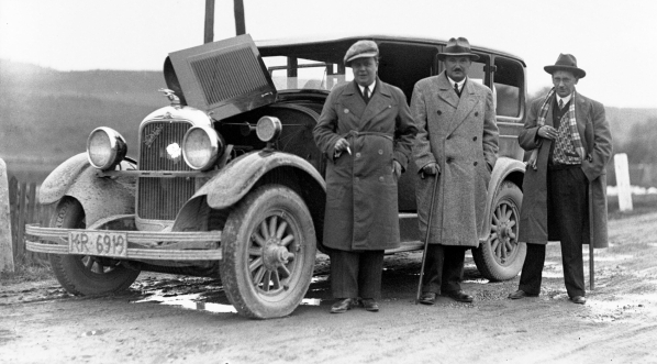  Dziennikarze przy samochodzie w 1930 roku.  