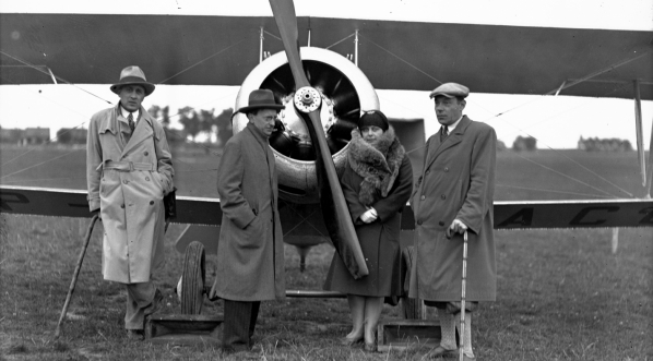  Grupa dziennikarzy przy samolocie w kwietniu 1930 roku.  