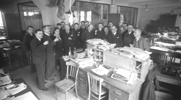  Uroczysta lampka wina z okazji wydania 500 numeru gazety "Światowid" w Krakowie w 1934 roku.  