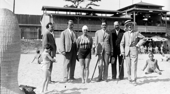  Dziennikarze na plaży TUR w Krakowie w lipcu 1930 roku.  