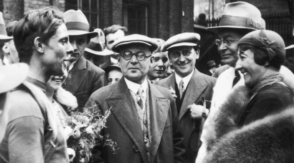  Wyścig kolarski Dookoła Śląska o puchar tygodnika sportowego "Raz Dwa Trzy" wydawanego przez koncern Ilustrowanego Kuriera Codziennego w maju 1932 roku.  