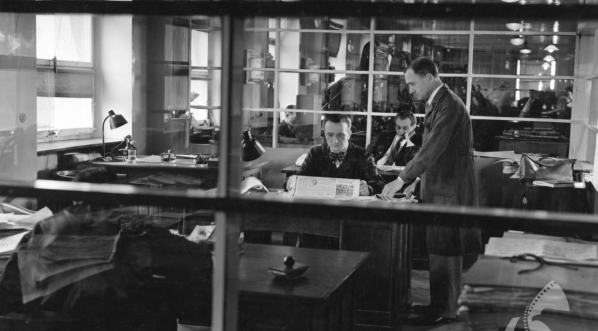  Scena z filmu Mieczysława Krawicza "Skłamałam" z 1937 roku.  