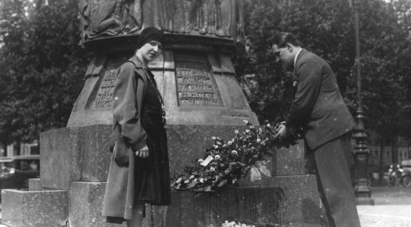  Delegacja literatów wileńskich składająca wieniec przed pomnikiem Adama Mickiewicza w Paryżu w 1929 roku.  
