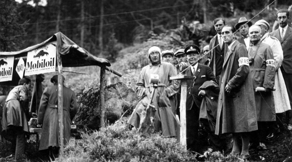  Grupa dziennikarzy w nieustalonych okolicznościach.  