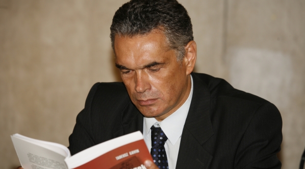  Jan Żaryn i Janusz Kurtyka w czasie konferencji „»Twórczość obca nam klasowo«. Aparat represji wobec środowisk twórczych w okresie Polski Ludowej”, Warszawa, 9 września 2008 r.  