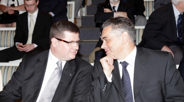  Sławomir Skrzypek (prezes Narodowego Banku Polskiego) i Janusz Kurtyka w czasie uroczystości prezentacji monet „Polska droga do wolności”, Warszawa, 6 czerwca 2009 r.  