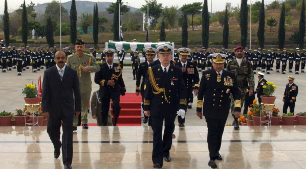  Dowódca Marynarki Wojennej wiceadmirał Andrzej Karweta w trakcie roboczej wizyty w Siłach Morskich Pakistanu w grudniu 2008 roku.  