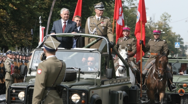  Prezydent Lech Kaczyński i szef Sztabu Generalnego WP Franciszek Gągor w czasie Święta Wojska Polskiego 15.08.2007 r.  