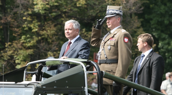  Prezydent Lech Kaczyński i szef Sztabu Generalnego WP Franciszek Gągor w czasie Święta Wojska Polskiego 15.08.2007 r.  