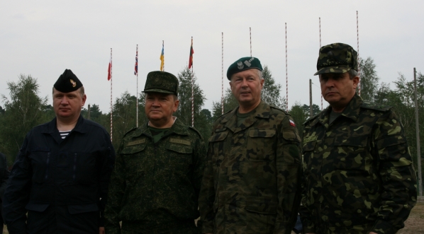  Szef Sztabu Generalnego WP wśród oficerów na ćwiczeniach ,,Kozacki step” na poligonie Nowa Dęba 11.09.2008 r.  