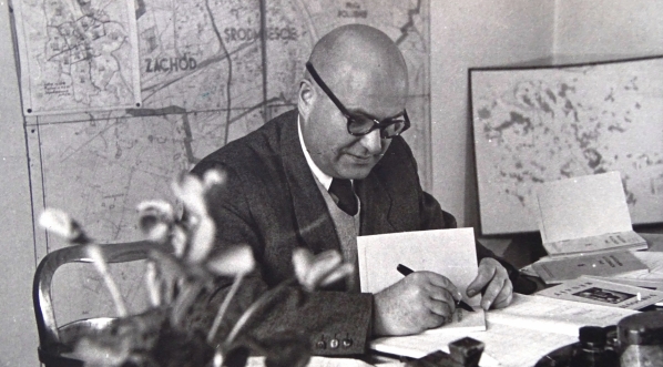  Wiceprezydent Warszawy Edward Strzelecki przy pracy w swoim gabinecie.  