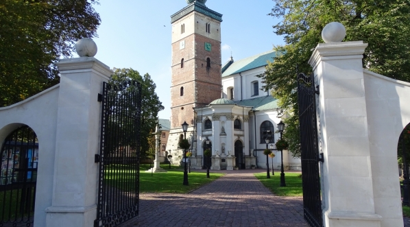  Bazylika Grobu Bożego w Miechowie, ufundowana przez Jaksę Gryfitę.  