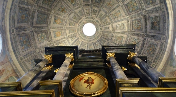  Kaplica Grobu Chrystusa na dziedzińcu wewnętrznym dawnego klasztoru bożogrobców w Miechowie.  