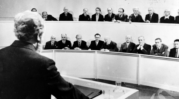  Scena z filmu Michała Waszyńskiego "Profesor Wilczur" z 1938 roku.  