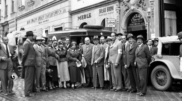  Wyjazd kolumny sanitarnej krakowskiego oddziału PCK do Szczucina na tereny objęte powodzią w lipcu 1934 roku.  