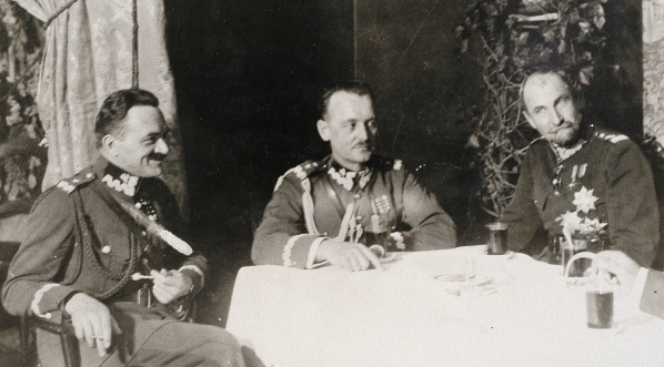  Władysław Sikorski, Tadeusz Rozwadowski  i Włodzimierz Zagórski podczas balu lotników w dniu 7.02.1925 r.  