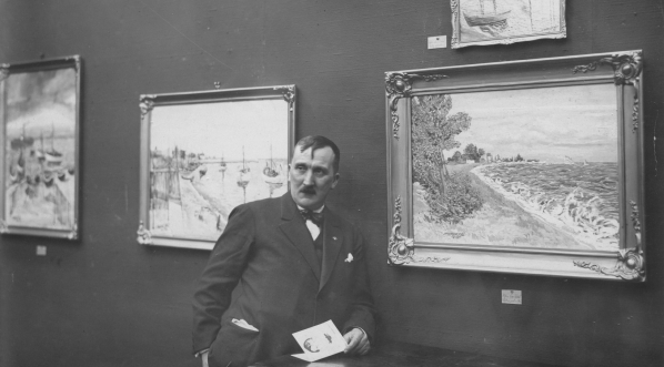  Artysta malarz Stefan Sonnewend na wystawie swoich obrazów.  