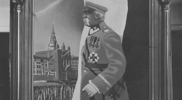  Obraz artysty malarza Stefana Sonnewenda przedstawiający portret marszałka Józefa Pilsudskiego.  