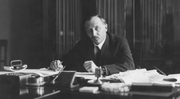  Jerzy Paciorkowski, wojewoda warszawski, w gabinecie pracy.  