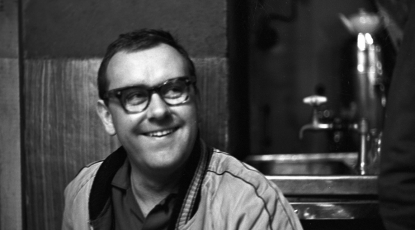 Współpracownik reżysera Andrzej Jerzy Piotrowski w trakcie realizacji filmu Edwarda Skórzewskiego i Jerzego Hoffmana "Gangsterzy i filantropi" w 1962 roku.  