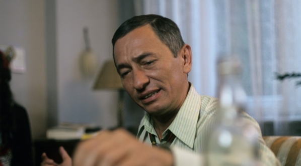  Jerzy Dobrowolski w filmie Stanisława Barei "Poszukiwany, poszukiwana" z 1972 roku.  