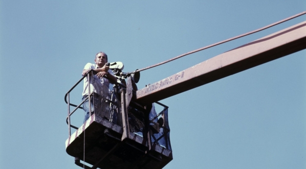  Reżyser Bohdan Poręba podczas realizacji filmu "Złoty pociąg" (1986).  