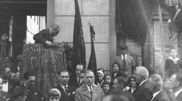  Odsłonięcie tablicy pamiątkowej ku czci działacza niepodległościowego i socjalistycznego Stefana Okrzei na budynku Robotniczego Domu Ludowego w Warszawie w marcu 1933 roku.  