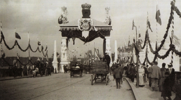  Brama triumfalna wzniesiona na przyjazd cara Mikołaja II przy ul. Aleksandrowskiej w Warszawie 31.08.1897 r.  