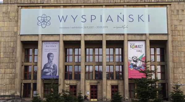  Gmach Muzeum Narodowego w Krakowie z banerem wystawy "Wyspiański".  