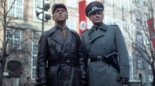  Reżyser Andrzej Konic i aktor Stanisław Mikulski na planie serialu "Stawka większa niż życie" (odc. Hotel Excelsior) w 1968 roku.  