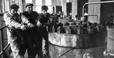 WE DWÓCH RUSZYLI FABRYKĘ